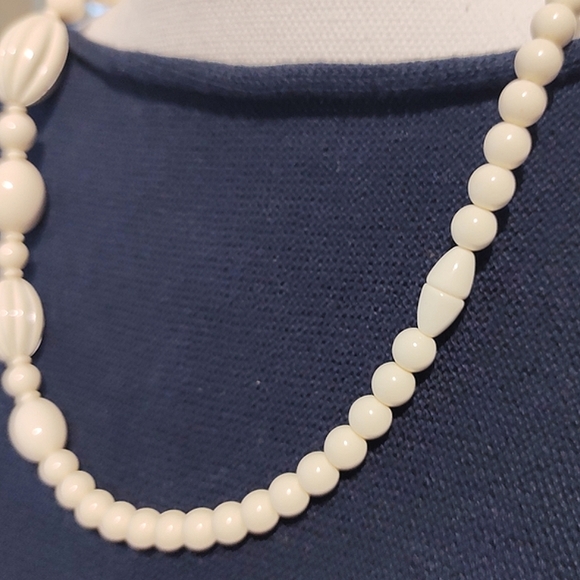 60s Fantastic Plastic Cream Beaded Necklace | Vintage - Picture 6 of 10